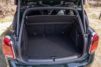 後席を使用する5人乗車時の荷室容量は450リッター。便利なオートマチックテールゲートオペレーション(オープン/クローズ)も標準装備されている。