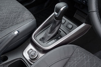 サテンメッキオーナメントが施されたシフトセレクター。6段のシングルクラッチ式AT「AGS」は、シフトパドルでの手動変速が可能だ。