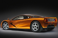 BMW M社が「マクラーレンF1」のために専用開発した最高出力627PSの6.1リッターV12エンジンを、リアミドに縦置きし、カーボン製のトリプルクラッチディスクが採用された6段MTを組み合わせていた。遮熱用として貼られた22Kの金箔(きんぱく)も、エンジンルームでの特徴といえる。