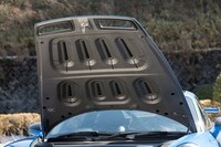 ボンネットはCFRP製の超軽量仕様。裏側もこれぞポルシェというべきクオリティーに仕上がっている。