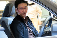 「ホンダe」のインテリアを担当した明井亨訓氏。トークショーでは、温かみがありくつろげる内装の特徴に加え、革ベルトの取っ手で引き出すセンターコンソールのドリンクホルダーなど、機能面でのコダワリについても語っていた。