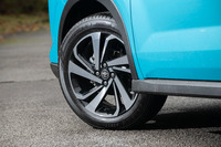 タイヤサイズは195/65R16と195/60R17の2種類。上級グレードに装備される17インチホイールは、「ライズ」(写真)と「ロッキー」とでデザインが異なる。