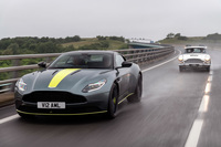 「DB11 AMR」(左)と「DB4」。