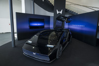 2024年のCESで披露された「0シリーズ」のコンセプトカー「SALOON」。ドアはガルウイングタイプだ。