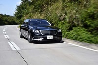 他の「Sクラス」ファミリーと同様に、アダプティブクルーズコントロールに自動再発進機能が追加されたほか、ウインカーを操作すると自動で車線変更を行う「アクティブレーンチェンジングアシスト」機能が追加された。