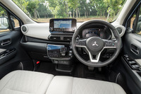 今回の試乗車は上級グレードの「P」。ステアリングホイールは、兄弟車「日産サクラ」ではウレタン製が標準なのに対し、「三菱eKクロスEV」ではグレードを問わず全車革巻きとなる。