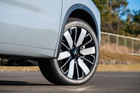 切削光輝仕上げの20インチアルミホイールは新デザイン。これまではオールシーズンタイヤが標準だったが、夏タイヤの「ブリヂストン・アレンザ001」に変わっている。