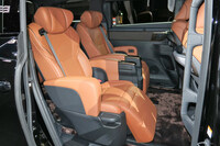 「Z/Zプレミア」に備わる「エグゼクティブパワーシート」。前項の写真と比べるとわかりやすいが、じつはヘッドレストや座面、背もたれなどの形状は、「エグゼクティブラウンジシート」と一緒なのだ。