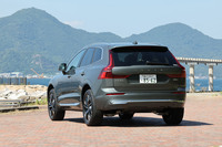 新デザインのホイールや、ダークカラーのフルLEDテールランプで力強さが演出された最新の「XC60」。ボディーカラーは、新色の「フォレストレイク」(写真)や「オーロラシルバー」「マルベリーレッド」を含む全6色から選択できる。