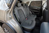 前席と同様、後席の背もたれや座面には、SUVらしいタフさを表現すべく六角形のエンボス加工が施されている。左右席にはシートヒーターが備わる。