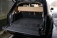 荷室まわりの操作系はいずれも機械式で、テールゲートに加えてトノカバーも電動で開閉。側壁のコントロールパネルを使い、後席の格納はもちろんエアサスペンションによる車高の昇降も操作できる。