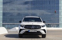 「メルセデス・ベンツGLC」は「GLK」の後継として2015年にデビュー。フロントマスクなどの基本デザインは小変更レベルにとどまっている。