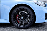 タイヤサイズはフロントが19インチでリアが20インチ。全幅もトレッドもすべて兄貴分の「M4」と同寸となっている。