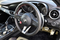 ステアリングホイールの背後には、上下に長い形状のシフトパドルが備わる。ステアリングとは一緒に回らないコラム固定式。