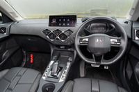 ダッシュ中央に並んだひし形が主張するダッシュボード。タッチスクリーンのサイズが7インチから10.3インチへと拡大している。