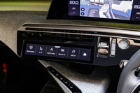 エンジンのスタート/ストップボタンとシフトセレクター、計10個のショートカットキーをカスタマイズすることが可能なタッチパネル式の「i-Toggles(iトグル)」をダッシュボード中央にレイアウト。iトグルを用いて、エアコンやオーディオ、ナビの操作などを直感的に行えるようになっている。