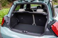 後席使用時の荷室容量は210リッター。この数値はBEVバージョンと同じだが、背もたれをすべて前方に倒した最大容量は、75リッター少ない725リッターとされている。荷室床面は2段階の高さ調整式。上段にセットすれば、倒した後席の背もたれと床面がほぼフラットになる。