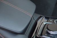 センターコンソールやダッシュボード、ドアトリムなどにテラコッタカラーのステッチが採用される「CX-30レトロスポーツエディション」。