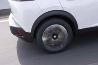 接地面積の広さは走行安定性だけでなく、偏摩耗の抑制=ロングライフ性能の向上にも寄与している。