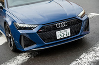 「A6アバント」と共通の外装パーツはフロントドアやルーフなどの数カ所のみ。前後のフェンダーは左右とも40mmずつ拡大されている。