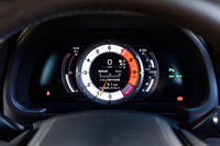 ドライビングモードは「Sport S+」「Sport S」「Normal」「Comfort」など全6種類から選択できる。写真はサーキットなどスポーツ走行に対応するモードとして奨励されているSport S+を選択した際のメーター表示。