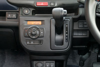 エアコンは「ハイブリッドX」と「L」のアップグレードパッケージ装着車がオート式、その他の仕様がマニュアル式。仕様に応じて、運転席と助手席にはシートヒーターも用意される。