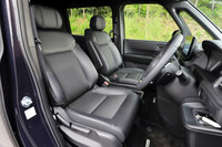 運転席と助手席には、座面や背もたれにサスペンションマットを用いた「ボディースタビライジングシート」を採用。お尻や背中を面で支える構造により、長時間座っていても疲れにくいシートとなっている。(写真:荒川正幸)