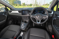 インテリアの仕様は基本的に純ガソリン車と共通。“2階建て”のセンターコンソールがユニークで、インパネには7インチ液晶のマルチメディアシステム「EASY LINK」が標準装備される。