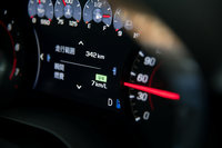 エンジンには気筒休止システムが搭載されており、低負荷走行時には4気筒を休止させて燃料消費を抑制する。