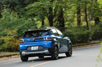 システム最高出力110PSのマイルドハイブリッドパワートレインは、小さく軽量な新型「C3」に十二分な動力性能をもたらす。実際、アクセルを積極的に踏み込めば、その走りはすこぶる活発。シトロエンらしい乗り心地と合わせて、このモデルのセリングポイントと紹介したい。