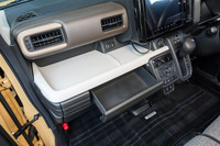 広大なダッシュボードのオープントレーは、コンビニのお弁当にも対応。その角にはType-A/Type-CのUSB電源ポートが装備される。