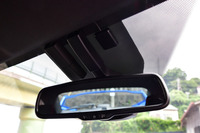 大型のリアスポイラーは、意外や後方視界の邪魔にはならない。“トンネル”を通して後方を見るカタチとなるからだ。