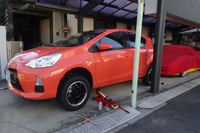 「トヨタ・アクア」にはピレリ製のスタッドレスタイヤが装着されていた。