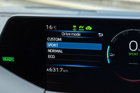 交通環境や気分に応じてパワートレインの制御を切り替えられるドライブモードセレクター。HEVの上級グレードと同じく、「ECO」「NORMAL」「SPORT」「CUSTOM」の4つの走行モードが用意される。
