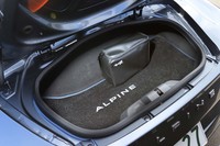 リアのトランクルームの容量は96リッター。写真のポーチの中にはパンク修理キットがおさまる。