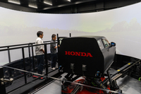 乗り込む際には飛行機のようなボーディングブリッジを使う。