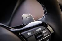 ステアリングホイールに備わるシフトパドルは、先端に行くにしたがって薄くなる形状や操作した際の感触などにこだわり、本物の金属を用いてつくられている。