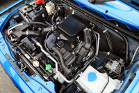 「R06A」型0.66リッター直3ターボエンジンは、低回転域から力強いトルクを発生する特性の持ち主。悪路走行を考慮して、雪や水、飛び石などへの対策もとられている。