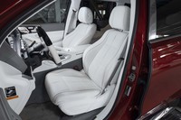 シートにはメルセデス・マイバッハ専用のローズゴールドのパイピングがあしらわれる。シート中心の縦線はボックスプリーツ加工。荷重に合わせてプリーツが伸びるのでより体にフィットするようになっている。