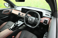 インテリアでは、上下をフラットにした異形ステアリングホイールや、液晶メーターとセンターモニターを一体化したデュアルディスプレイが目を引く。ダイヤル式のシフトセレクターなど、操作系の一部はトヨタのBEVと共通だ。