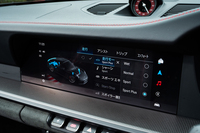 ドライブモードは「ウエット」「ノーマル」「スポーツ」「スポーツプラス」の全4種類。ステアリングホイールのダイヤルでも変更できる。