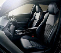 ブラウンの差し色やベージュのステッチを施した専用シート表皮が採用される。