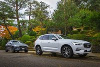 「XC60」は世界累計で約100万台が販売され、ボルボの販売台数では約3割を占めるモデル。今回はプラグインハイブリッド車の「T8」(写真右)とガソリンエンジン車の「T5」(左)の2台に試乗した。ともに上級グレードとなる「インスクリプション」。