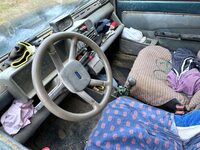 作業場の延長感あふれる室内。意外にもパワーウィンドウである。