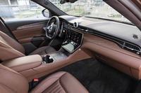 チョコレート色のプレミアムレザーが用いられた「グレカーレGT」のインテリア。シフトパドルはアルミ製で、ステアリングポストに固定されている。イタリアのオーディオメーカー、Sonus faber(ソナス・ ファーベル)の1000Wサウンドシステムが全車に標準装備され、オプションで1300Wシステムも選択できる。