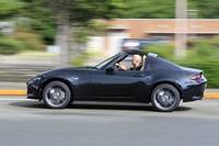 ハードトップは3分割式で、乗車スペースとトランクルームの間、“トンネルバック”のデザインが目を引くリアパネルの下に収納される。