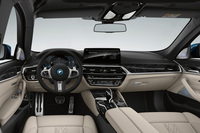 アイボリーホワイトのナッパレザーが採用された「50thアニバーサリーエディション」。外板色を白または黒、内装色を黒にする組み合わせも選択できる。