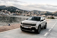 EVとHVの設定がアナウンスされている、ジープの新型コンパクトSUV「アベンジャー」。実は米本国では販売されない、(アメリカから見たら)海外限定のジープである。