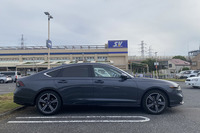 新型「アコード」のサイドには水平のラインが1本だけ入っている。顔もリアもシンプルな直線基調で、インテリアと同様にこちらもこれ見よがしな意匠はゼロだ。この誰の反感も買わないカッコ良さが、カーマニアの心を打つ。