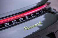 純ガソリンエンジン車にも設定されている「プラチナエディション」。サテンプラチナとアシッドグリーンの車名ロゴは、PHEVモデルならではのディテール。